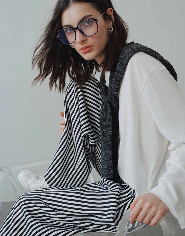 楽に着こなせるドレープストライプパンツ