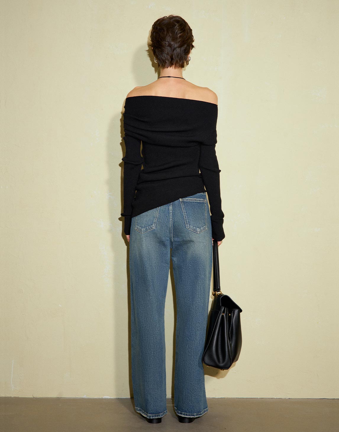 Épaule dénudée asymétrique audacieuse