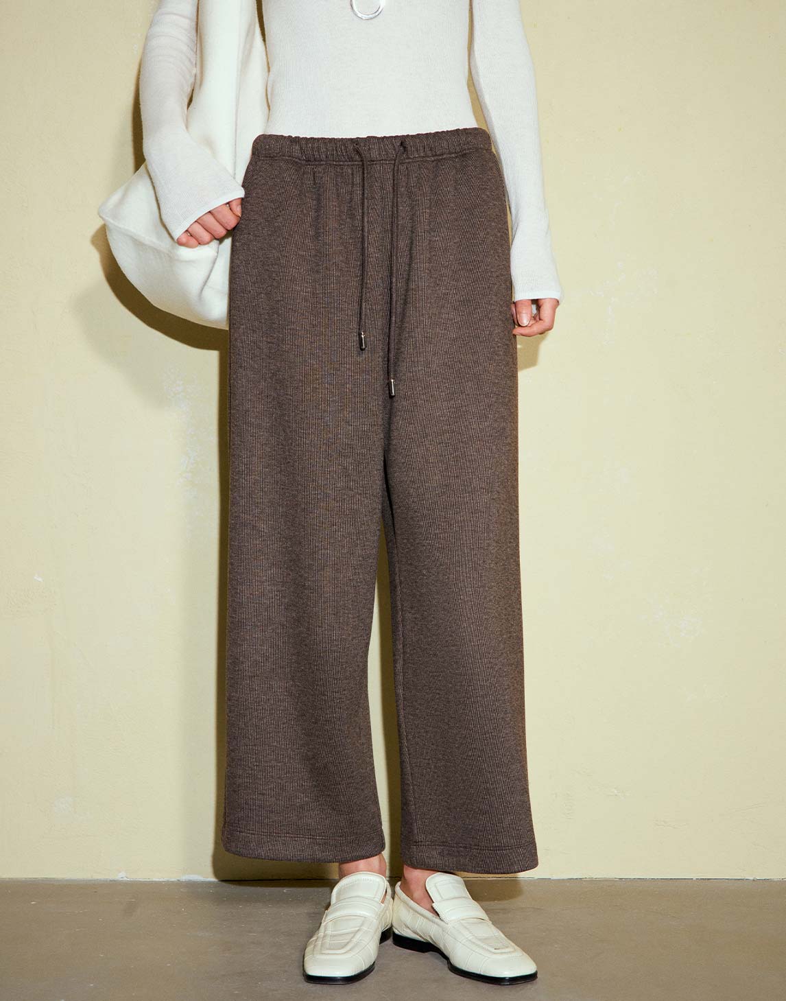 シックなワイドレッグニットパンツ
