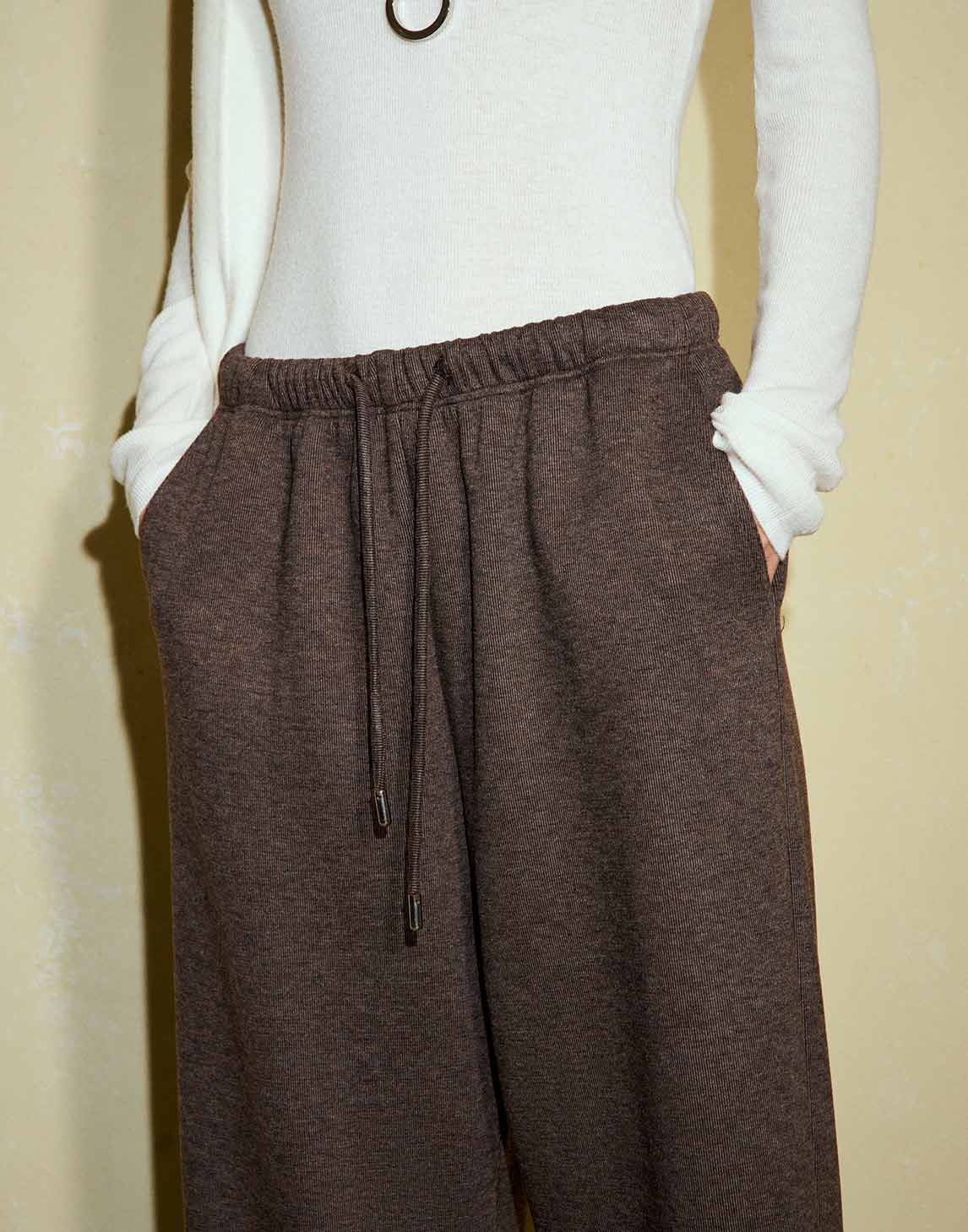 シックなワイドレッグニットパンツ