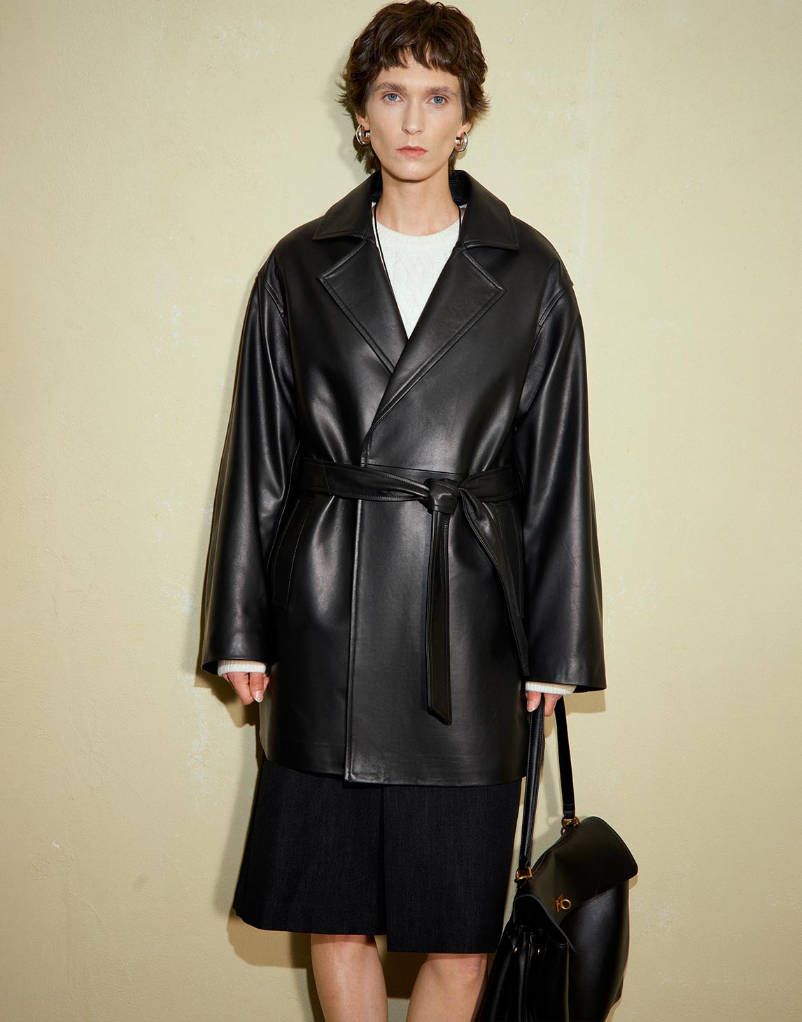 Manteau enveloppant en cuir raffiné