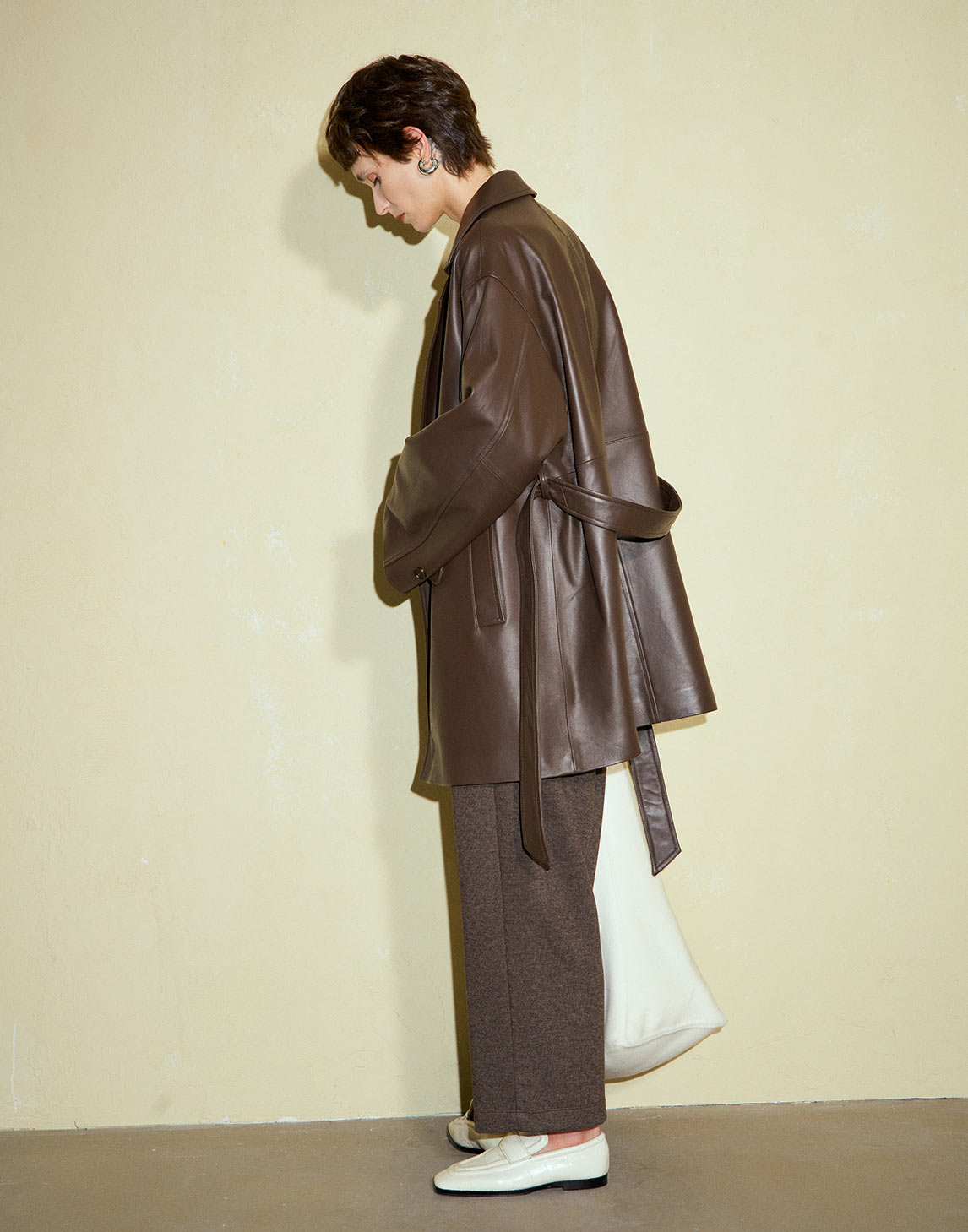 Manteau enveloppant en cuir raffiné