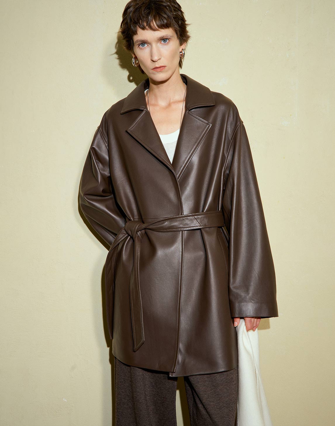 Manteau enveloppant en cuir raffiné
