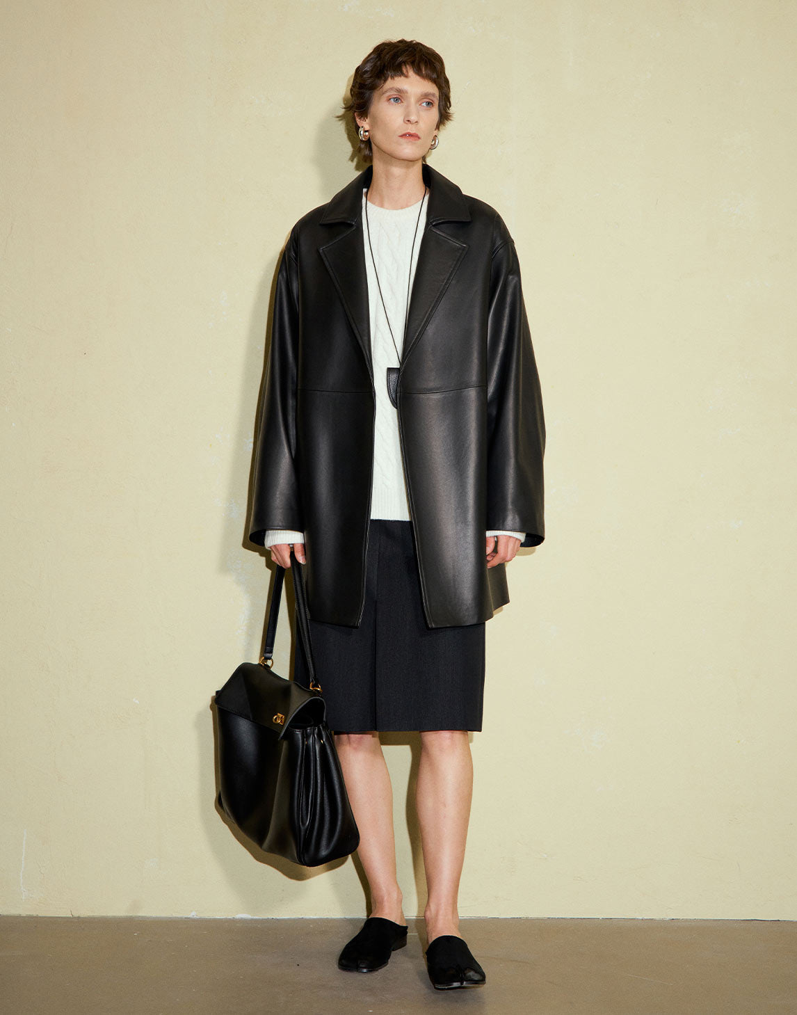 Manteau enveloppant en cuir raffiné