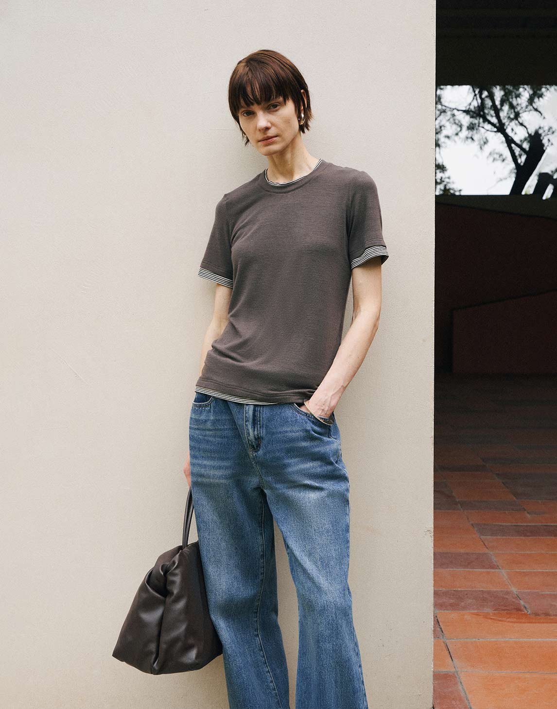 スタイリッシュなフェイクレイヤードTシャツ