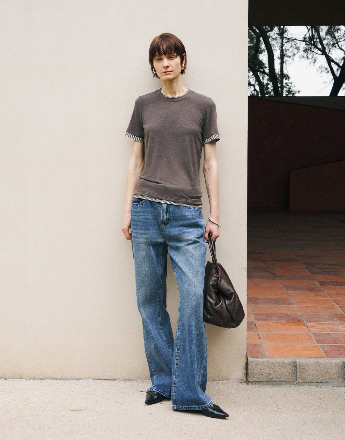 スタイリッシュなフェイクレイヤードTシャツ