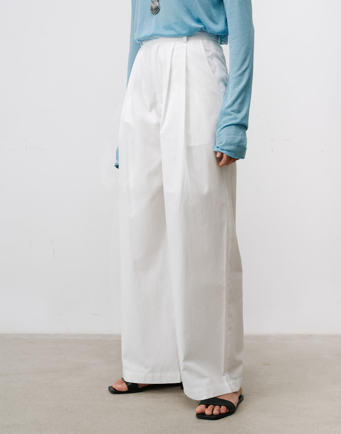 パリッとしたホワイトキュロットパンツ