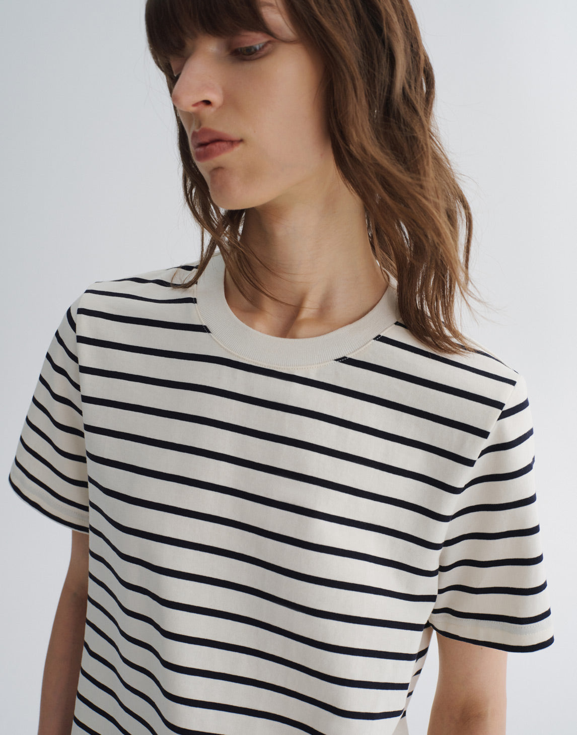 Gestreiftes Baumwoll-T-Shirt mit kontrastierendem Kragen