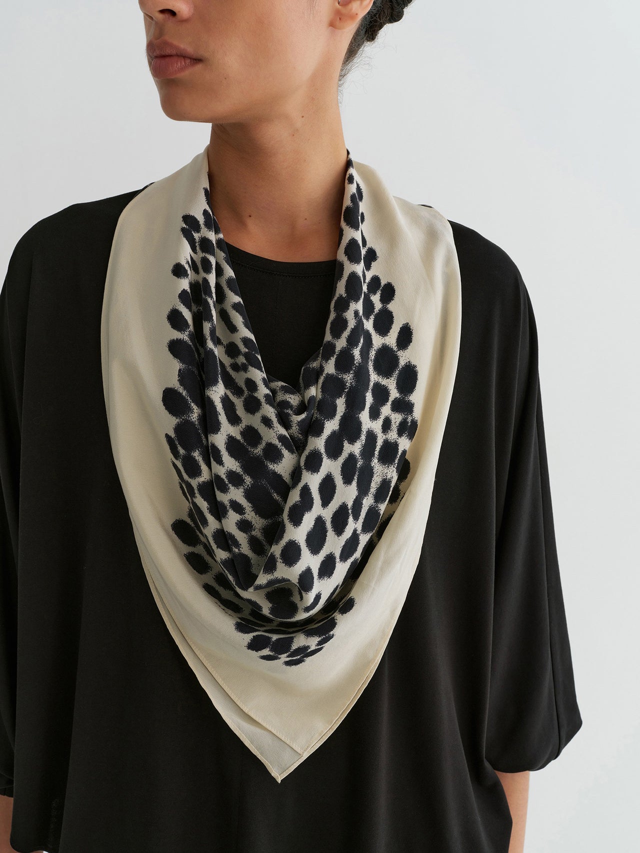 Lune Dot Silk Scarf  欠白底图